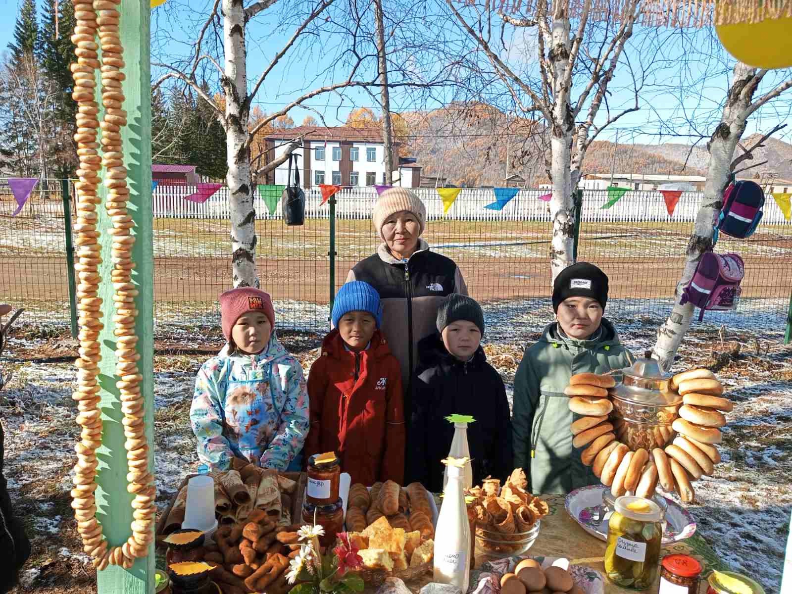 Сегодня в Хамнее замечательное событие, которого с нетерпением ждали все: и учителя, учителя, и дети, и их родители..