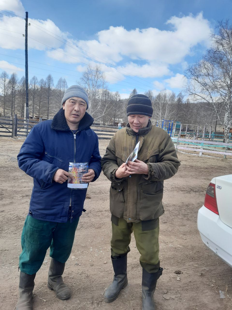 Специалисты Закаменского авиаотделения провели противопожарную профилактику в городе Закаменск и улусе Дутулур. Тем самым напомнив жителям о действии особого противопожарного режима, а также призвали не сжигать сухую траву и мусор..