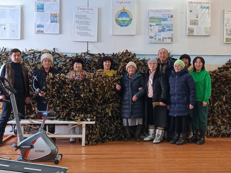 Закаменцы сплели 100 маскировочных сетей для участников СВО.