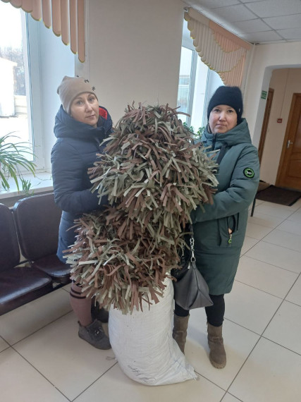 Закаменцы сплели 100 маскировочных сетей для участников СВО.
